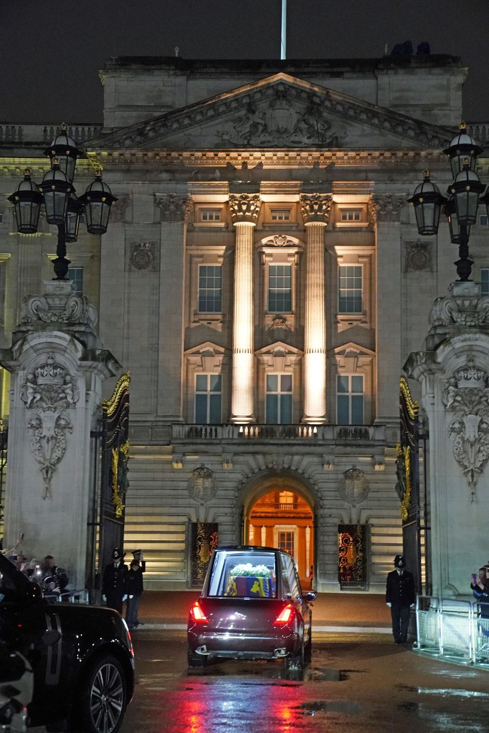 Der Sarg erreicht den Buckingham Palast. Der Sarg erreicht den Buckingham Palast.