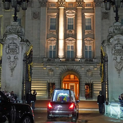 Der Sarg erreicht den Buckingham Palast.