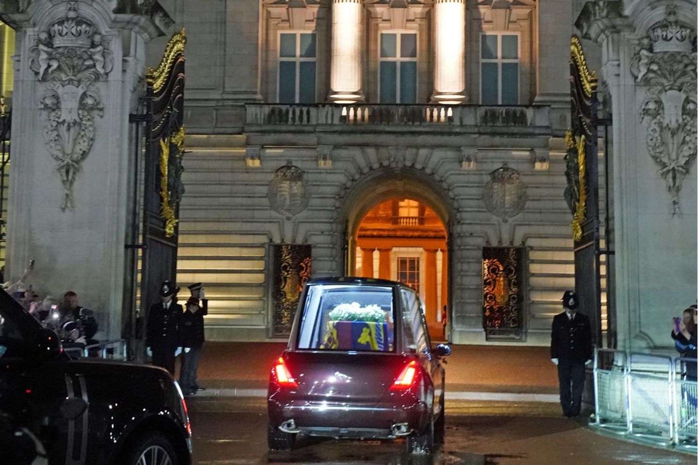Der Sarg erreicht den Buckingham Palast.