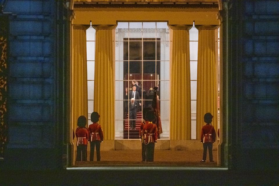 Prozession für Queen Elizabeth (†96): König Charles ist mit Prinz Harry und Herzogin Meghan im Buckinham Palast zu sehen. König Charles ist mit Prinz Harry und Herzogin Meghan im Buckinham Palast zu sehen.