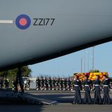 Queen Elizabeth Sarg Prozession: Sargträger vor Flugzeug
