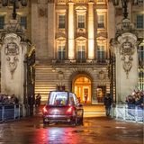 Queen Elizabeth Sarg Prozession: königlicher Leichenwagen vor Buckingham Palace