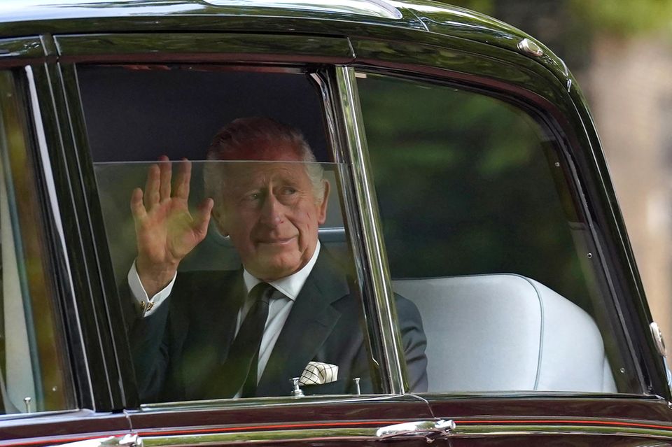 König Charles fährt im Rolls-Royce beim Buckingham Palast vor.