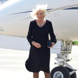 In Schottland angekommen verlässt Königin Camilla das Flugzeug in einem stilvollen Trauerlook. In einem schlichten Midikleid in Schwarz und mit einer vierreihige Perlenkette ehrt sie verstorbene Queen Elizabeth.