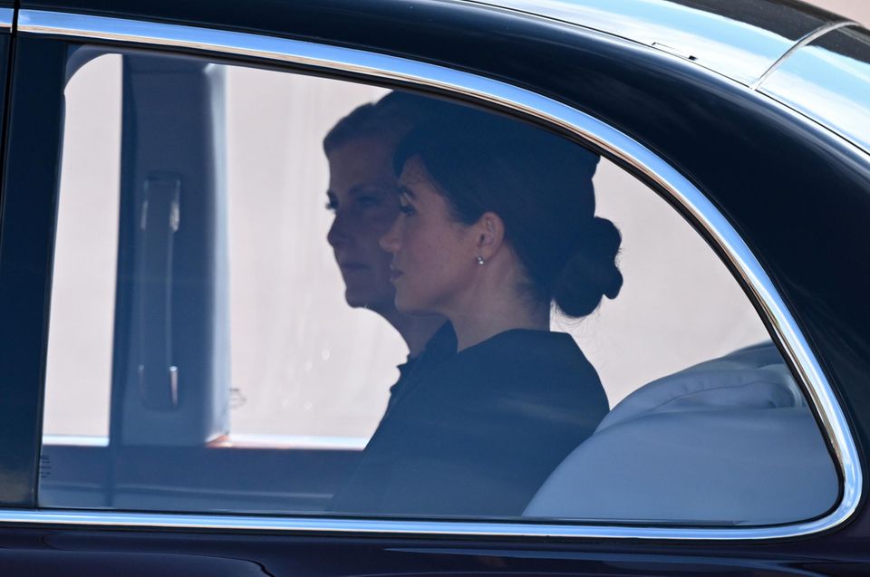 Herzogin Meghan begleitet Gräfin Sophie im Auto im Anschluss an die Prozession.