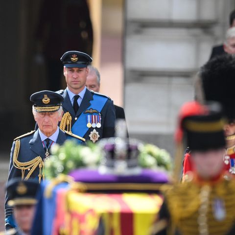 Pünktlich um 14:22 Uhr britischer Zeit verlässt der Sarg von Queen Elizabeth (†96) den Buckingham Palast.