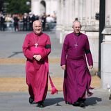 Stephen Geoffrey Cottrell (li.), Bischof der Church of England, und der Erzbischof von Canterbury, Justin Welby gehen kurz vor der Sarg-Prozession und dem 20-minütigen Gottesdienst in Westminster spazieren.