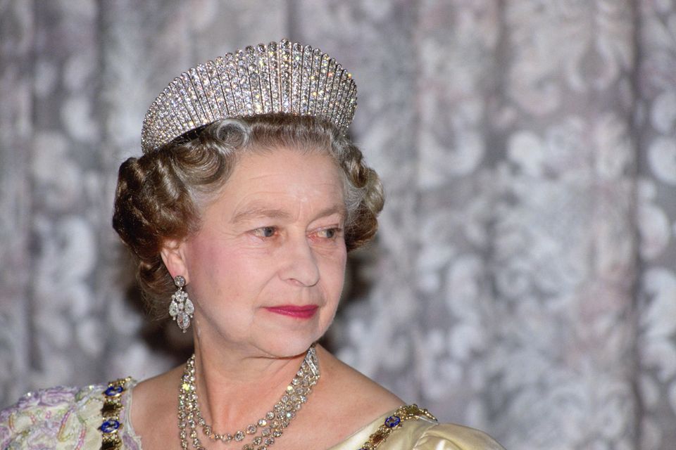 Queen Elizabeth trägt die "Diamond Fringe Tiara"