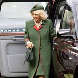 Traditioneller Look im Schotten-Style: Königin Camilla begeistert in einem grünen Mantel mit rot kariertem Besatz. Als Kopfbedeckung trägt sie einen passenden Hut mit einem Federdetail. 