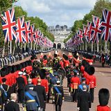 Um genau 14:22 Uhr deutscher Zeit ist die Prozession mit dem Sarg von Queen Elizabeth am Buckingham Palast gestartet – gesäumt von Tausenden von Zuschauer:innen. Der Sarg wird von einer Lafette der King’s Troop Royal Horse Artillery getragen.