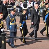 Die Kinder von Queen Elizabeth schreiten in erster Reihe hinter ihrem Sarg zur Westminster Hall. V.l.n.r.: König Charles, Prinzessin Anne, Prinz Andrew und Prinz Edward.