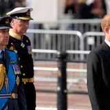 Hinter den Kindern von Queen Elizabeth versammeln sich Prinz William (li.) und Prinz Harry und folgen der Sarg-Prozession Seite an Seite.
