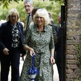 Beim Besuch in einem Kreativitätszentrum in Cockington Court setzt Königin Camilla auf ihren Statement-Look. Immer wieder begeistert sie in floralen Hemdkleidern. Dieses wunderschöne Exemplar hat einen Gürtel an der Taille, wodurch ihre Figur betont wird. 