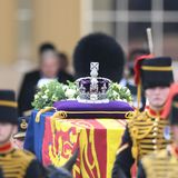 Der Sarg der Königin wurde in Royal Standard drapiert: die kaiserliche Staatskrone auf einem Samtkissen und ein Blumenkranz aus weißen Rosen, Dahlien und Blättern aus den Residenzen der Königin in Balmoral und Windsor.