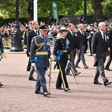 Prinz Harry und Prinz Andrew ist es nicht gestattet, als nicht-arbeitende Royals eine offizielle Militäruniform zu tragen. Sie erscheinen im sogenannten Morning Suit.