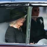 Während der Prozession fahren Königin Camilla und Herzogin Catherine gemeinsam zum Westminsterpalast.