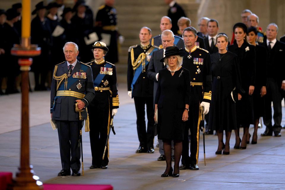 Die Royal Family beim 20-minütigen Gottesdienst in Westminster Hall im Anschluss der Prozession