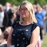 Etliche Passant:innen weinen um Queen Elizabeth während ihrer Sarg-Prozession zum Westminsterpalast.