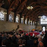 Gäste wohnen dem Gottesdienst zu Ehren von Queen Elizabeth (†) in der Westminster Hall bei.