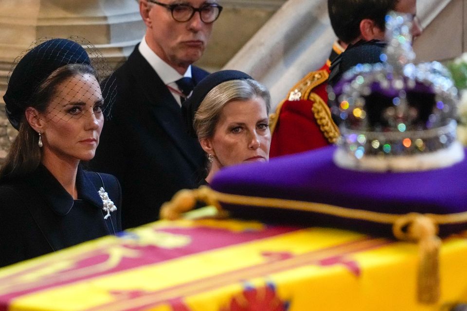 Herzogin Catherine und Gräfin Sophie sieht man die Trauer um Queen Elizabeth eindrücklich an.