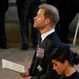 Prinz Harry (neben seiner Ehefrau Herzogin Meghan) blickt während des Gebets hoch zur zur Decke der Westminster Hall.