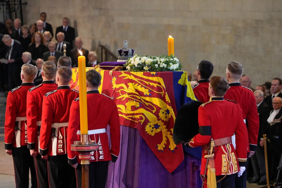 Der Sarg von Queen Elizabeth wird in Westminster Hall aufgebahrt.