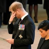 Prinz Harry ist sichtlich ergriffen von der Prozession seiner geliebten "Granny".