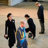 Herzogin Catherine, Prinz William, Herzogin Meghan und Prinz Harry verneigen sich am Ende des Gottesdienstes vor dem aufgebahrten Sarg von Queen Elizabeth.