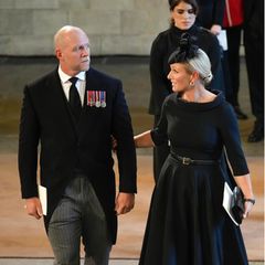 Mike und Zara Tindall sowie Prinzessin Eugenie (im Hintergrund) haben sich kurz zuvor vor dem Sarg von Queen Elizabeth in der Westminster Hall verneigt.