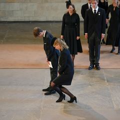 James, Viscount Severn und seine Schwester Lady Louise Windsor verneigen sich vor dem Sarg ihrer Urgroßmutter Queen Elizabeth.