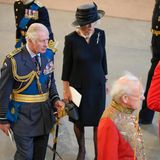 König Charles und Königin Camilla verlassen die Westminster Hall kurz nach Ende des Gottesdienstes unter den Rufen "God save the King" von einigen der versammelten Menge.