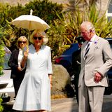 Schlicht, elegant und entzückend: Königin Camilla ist zu Besuch in Devon und trägt ein Kleid in sanfter A-Linie. Mit einem modischen Sonnenschirm und cooler Sonnenbrille spaziert sie mit König Charles III. die Straßen entlang. 