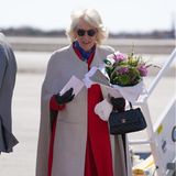 Ein klassisches Accessoire für eine elegante Frau. Mit einem Chanel Täschchen in der Hand steigt Königin Camilla in Kanada aus dem Flugzeug. Dazu kombiniert sie einen stylischen Poncho und hohe Stiefel.