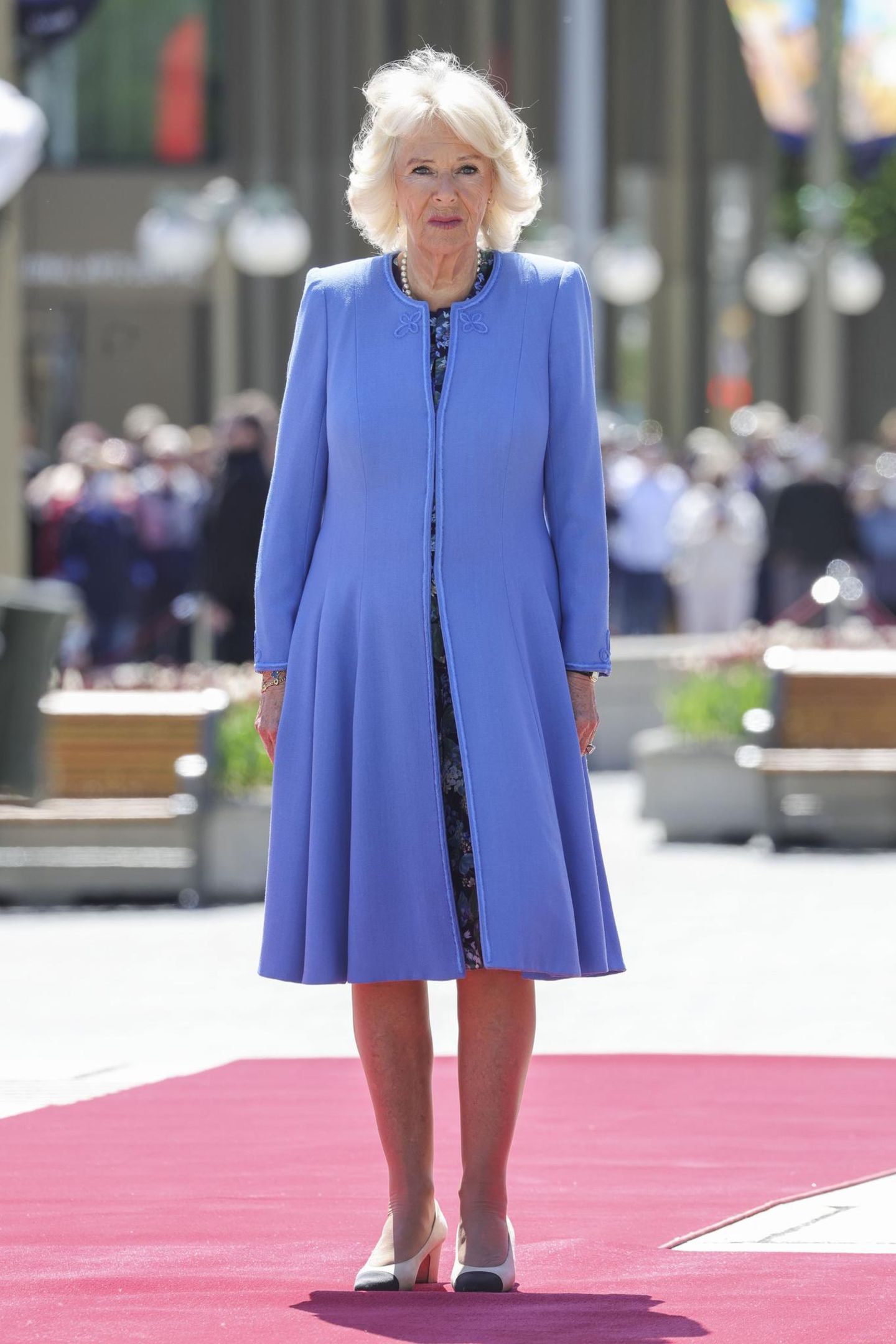 Passender geht es wohl kaum. Zu ihren strahlenden Augen und hellen Haaren trägt Königin Camilla einen leuchtend blauen Mantel. Was natürlich nicht fehlen darf: ihre Perlenkette.