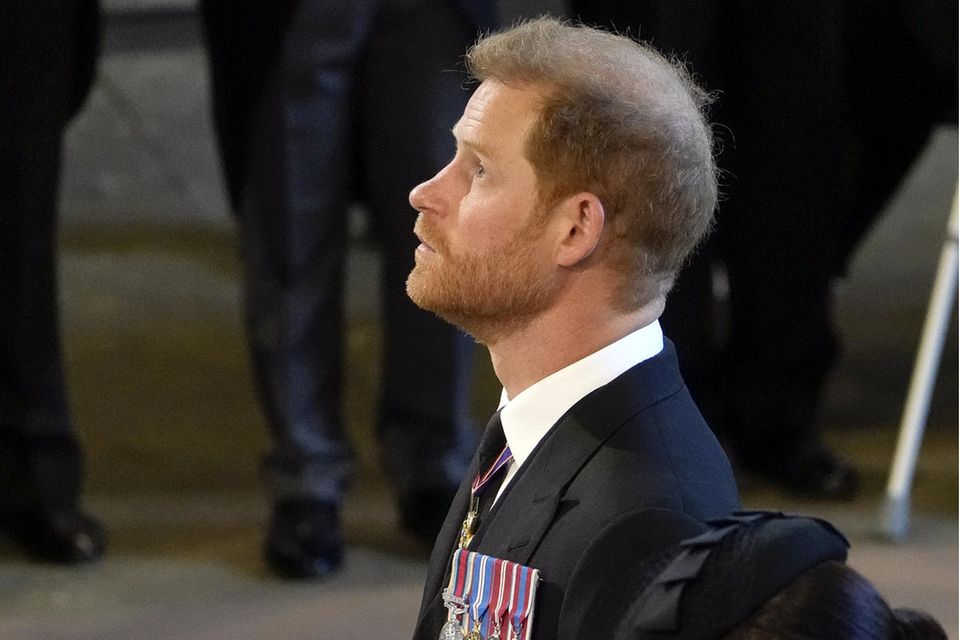 Prinz Harry schaut gerührt zur Decke der Westminster Hall.