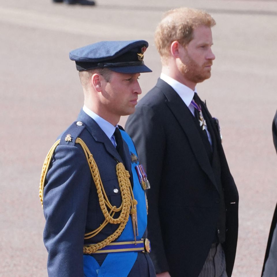 Prinz William und Prinz Harry am 14. September 2022 bei der Prozession für Queen Elizabeth zur Westminster Hall