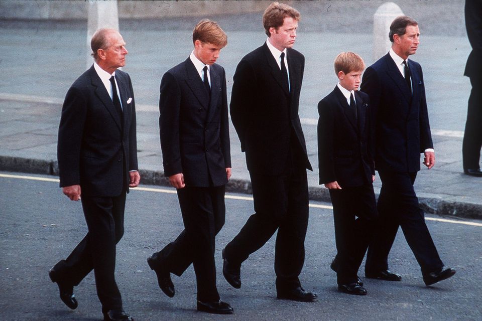 Prinz William + Prinz Harry: Prinz William und Prinz Harry folgen 1997 dem Sarg ihrer Mutter, Prinzessin Diana Prinz William und Prinz Harry folgen 1997 dem Sarg ihrer Mutter, Prinzessin Diana