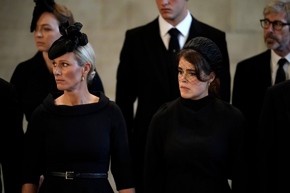 Zara Tindall und Prinzessin Eugenie wirken bei dem Gottesdienst nach der Sarg-Prozession sichtlich emotional. Zara Tindall und Prinzessin Eugenie wirken bei dem Gottesdienst nach der Sarg-Prozession sichtlich emotional.