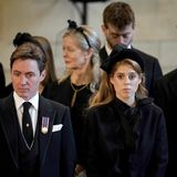 Auch Edoardo Mapelli Mozzi und Prinzessin Beatrice steht die Trauer um die Queen ins Gesicht geschrieben. Erst vor einigen Wochen betonte Beatrice im Rahmen des Platinjubiläums, wie froh sie sei, die Queen als "Granny" zu haben. 
