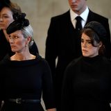 Ähnlich geht es Prinzessin Eugenie. Immer wieder muss sie sich auf die Lippe beißen, um ihre Tränen zurückzuhalten.