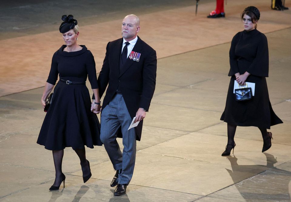 Zara und Mike Tindall verlassen am 14. September 2022 händchenhaltend die Westminster Hall. Zara und Mike Tindall verlassen am 14. September 2022 händchenhaltend die Westminster Hall.