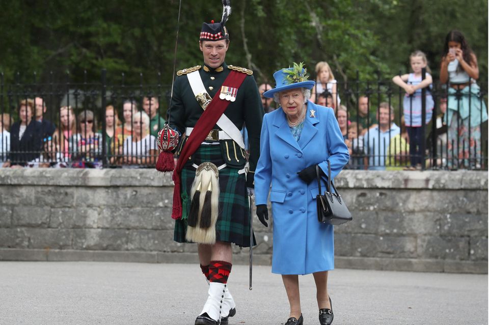 Major Jonathan Thompson und Queen Elizabeth bei der Inspektion der Balaklava-Kompanie des 5. Bataillons des Royal Regiment of Scotland vor den Toren von Schloss Balmoral am 06. August 2018.