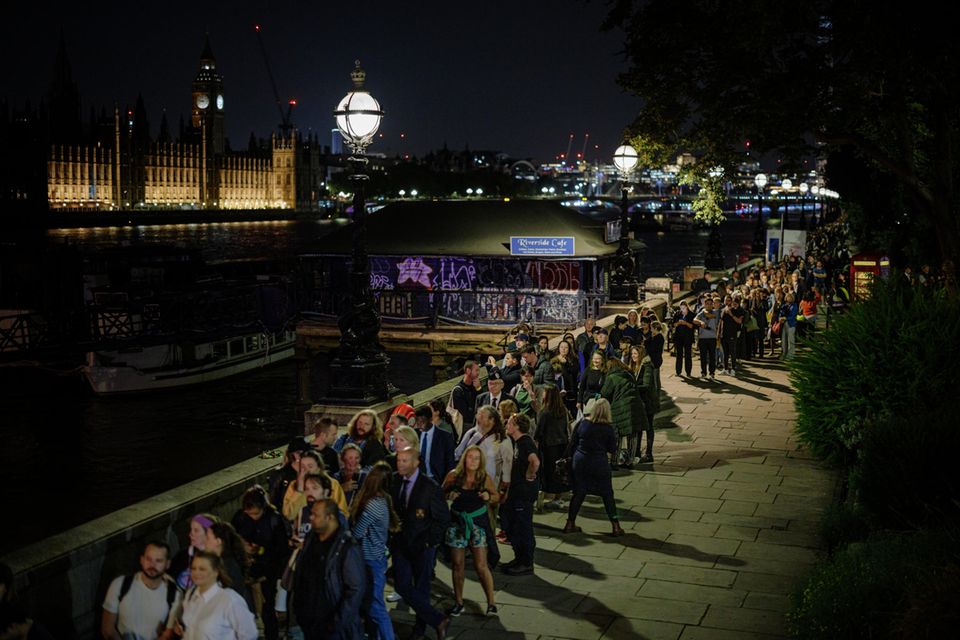 Tausende Menschen stehen am Ufer der Themse Schlange, um Queen Elizabeth (†96) am 14. September 2022 in der Westminster Hall in London bei ihrer Aufbahrung zu sehen.