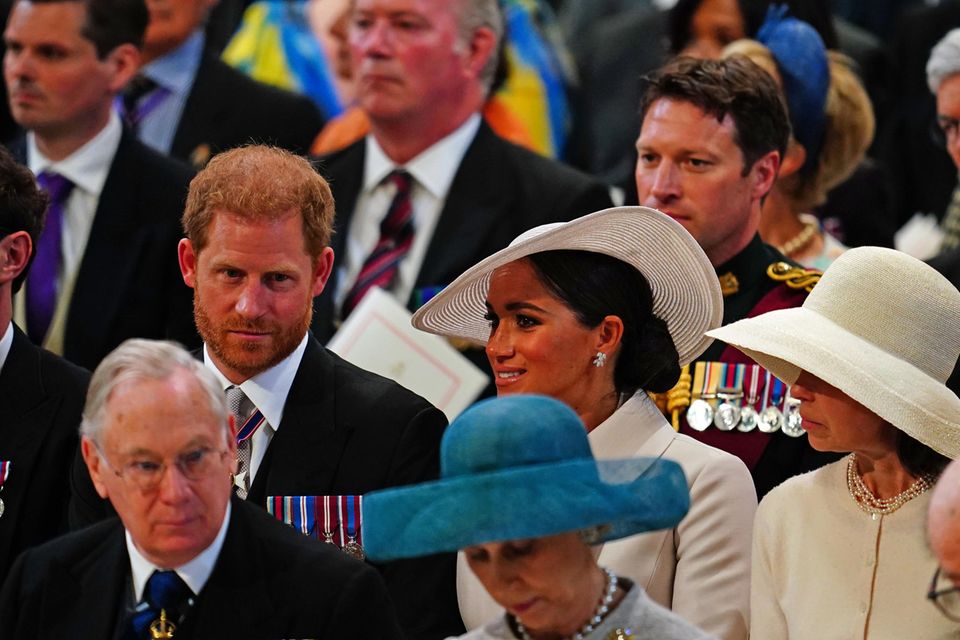 Major Jonathan Thompson hinter Prinz Harry und Herzogin Meghan beim Dankesgottesdienst in der Saint Paul's Cathedral zu Ehren von Queen Elizabeths Platinthronjubiläum am 3. Juni 2022.