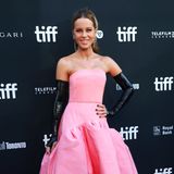 Beim Filmfestival in Toronto sorgt Kate Beckinsale für große Kontraste. Die Schauspielerin trägt eine märchenhafte Traumrobe in Rosa von Bach Mai, die sie mit sexy Handschuhen aus Latex von Jane Doe kombiniert.