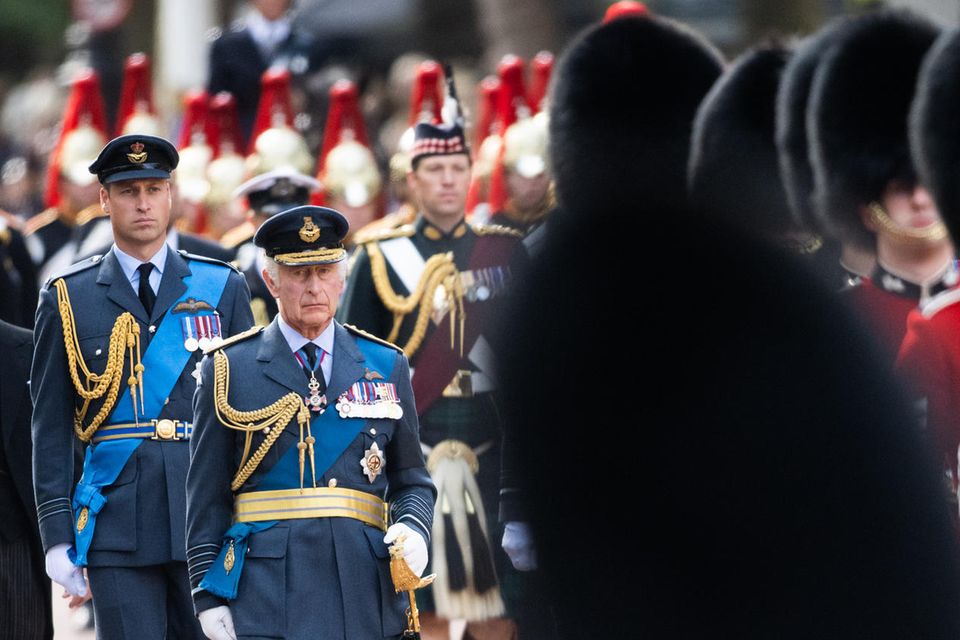 Prinz William, König Charles und Major Jonathan Thompson (im Hintergrund) bei der Sarg-Prozession von Queen Elizabeth am 14. September 2022.