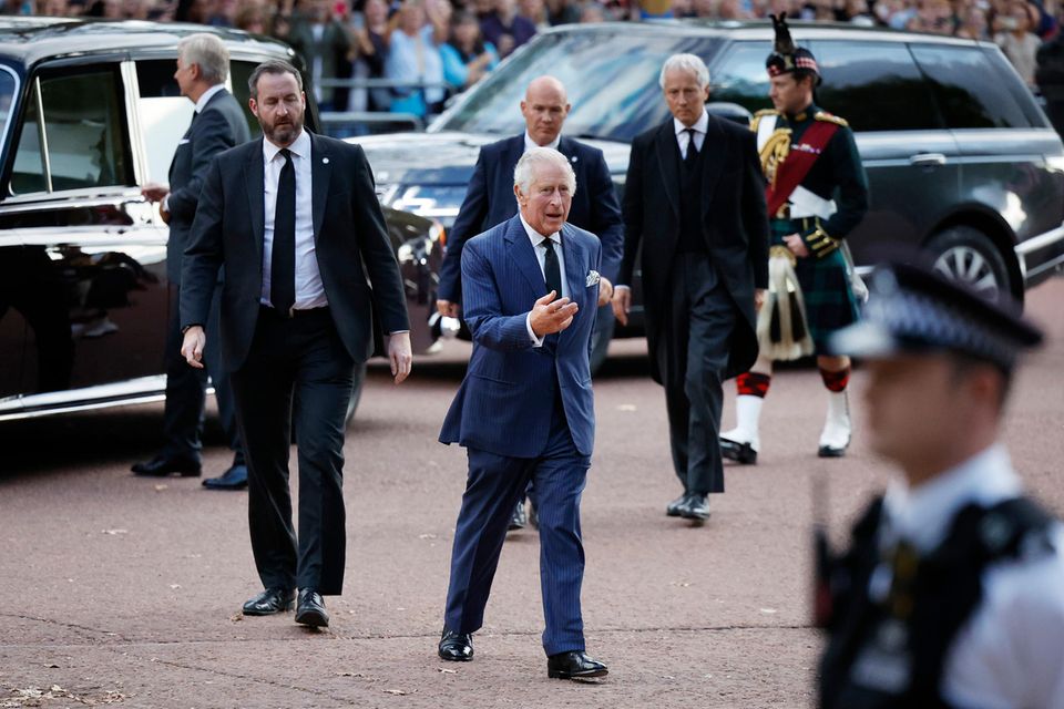 Queen Elizabeth (†): König Charles und Major Jonathan Thompson (rechts im Hintergrund) bei der Ankunft am Londoner Clarence House am 10. September 2022, um dort die trauernde Menge zu begrüßen. König Charles und Major Jonathan Thompson (rechts im Hintergrund) bei der Ankunft am Londoner Clarence House am 10. September 2022, um dort die trauernde Menge zu begrüßen.