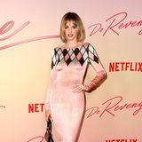 Maya Hawke ist bekannt für ihre verspielten Looks. Anlässlich der Premiere des Netflix Films "Do Revenge"  bleibt sie ihrem Stil treu und trägt ein rosafarbenes Kleid mit Rauten-Muster. Mit offenen Stilettos und ihrer Pony-Frisur vervollständigt sie das schicke Outfit. 