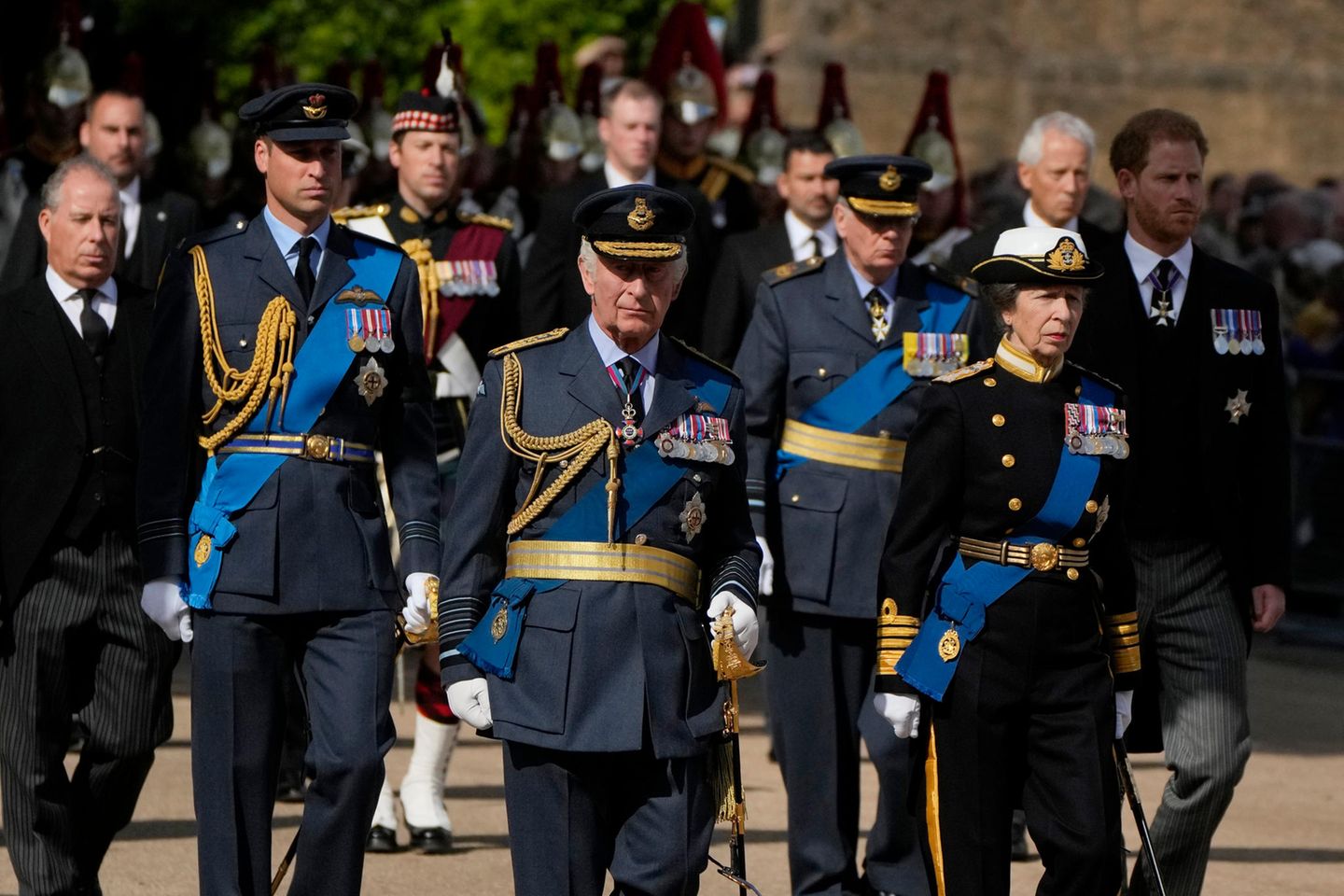 Major Jonathan Thompson (zwischen Prinz William und König Charles) mit Mitglieder:innen der britischen Königsfamilie bei der Sarg-Prozession von Queen Elizabeth am 14. September 2022.