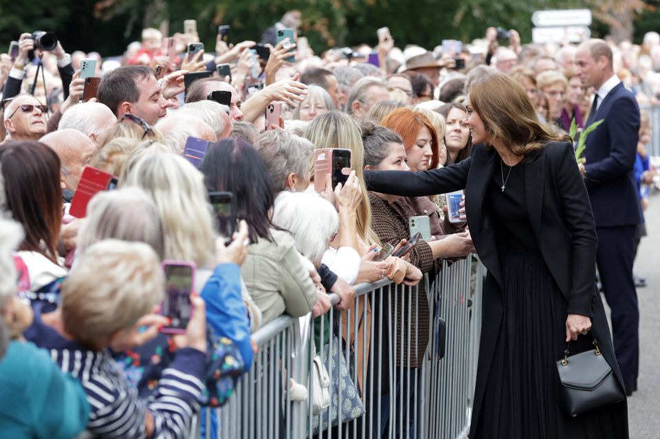 Catherine, Princess of Wales, begrüßt die wartende Menge in Sandringham.